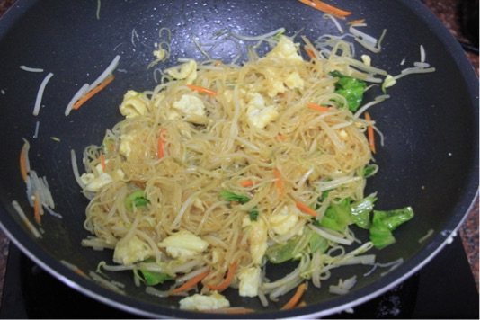 鸡蛋炒米粉步骤6
