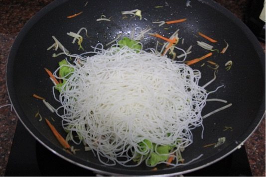 鸡蛋炒米粉步骤5