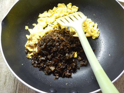 黑木耳水芹炒鸡蛋步骤6