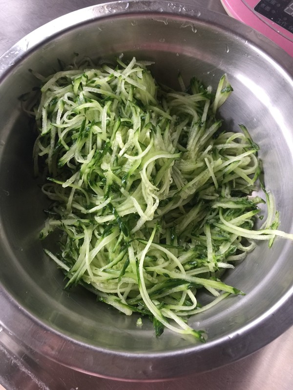 黄瓜蛋饼步骤1