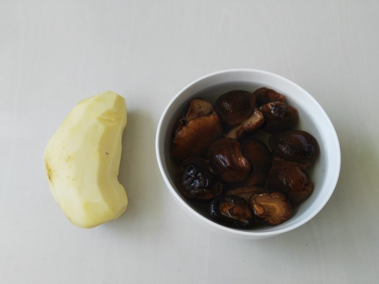 鸭肉炖香菇土豆步骤3