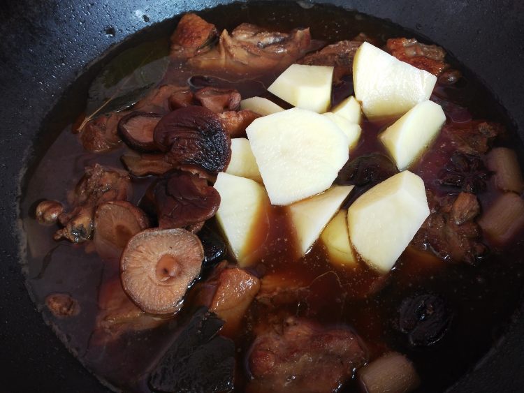 鸭肉炖香菇土豆步骤12