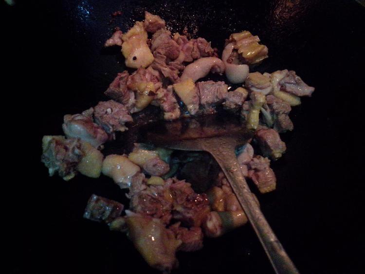 酸菜炖鸭肉步骤4
