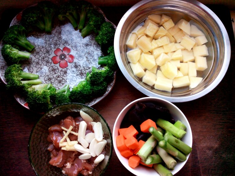 土豆鸭丁步骤1