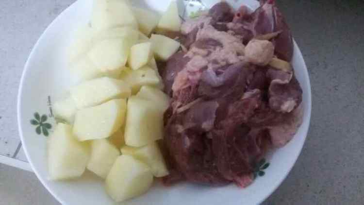 土豆炖鸭肉步骤1