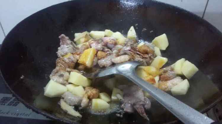 土豆炖鸭肉步骤5