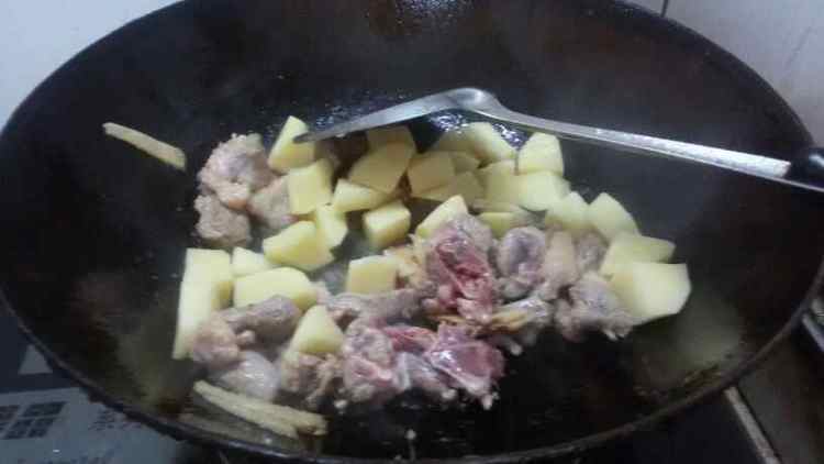 土豆炖鸭肉步骤4