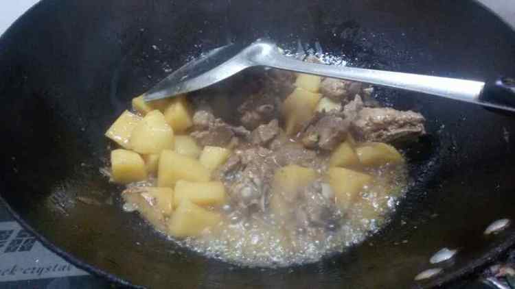 土豆炖鸭肉步骤7