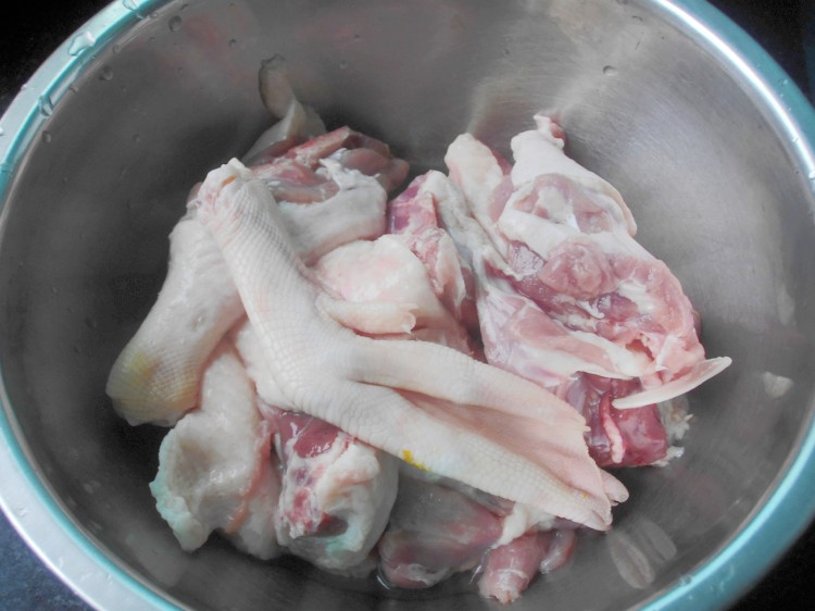 香菇焖鸭步骤1