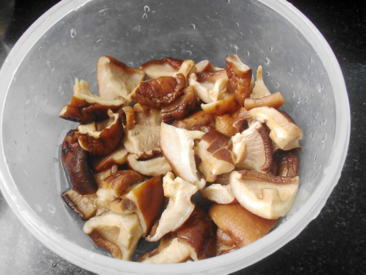 香菇焖鸭步骤4