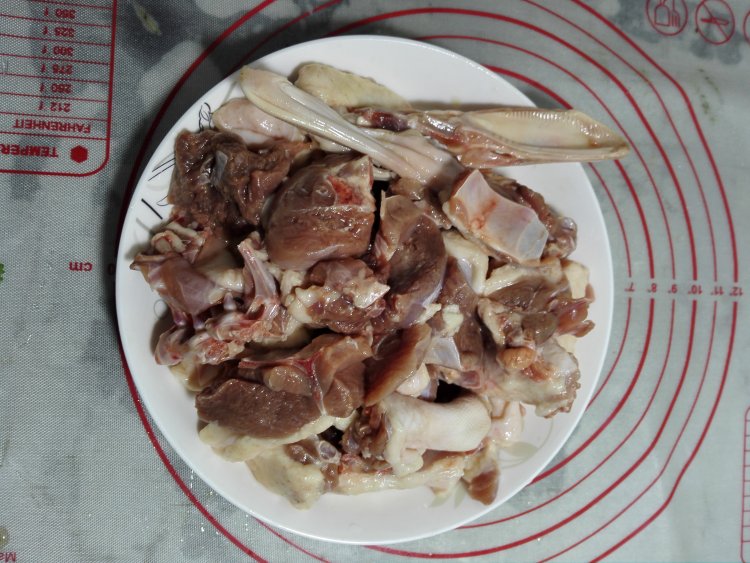奇味焖鸭步骤1