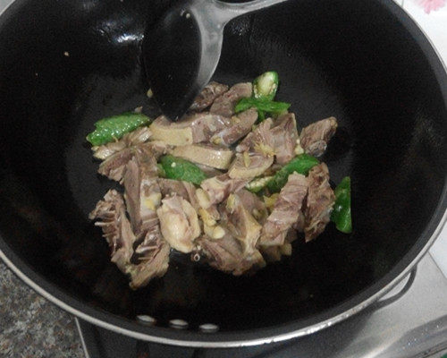 杏鲍菇焖鸭肉步骤3