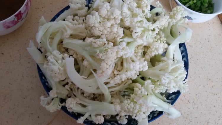 蛋香菜花炒鸭肉步骤1