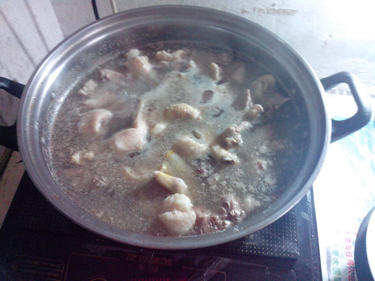 酸萝卜鸭肉汤步骤3