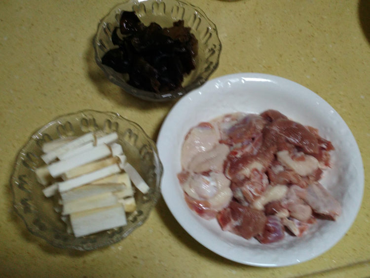 杏鲍菇云耳焖鸭肉步骤1