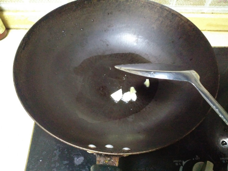 杏鲍菇云耳焖鸭肉步骤2