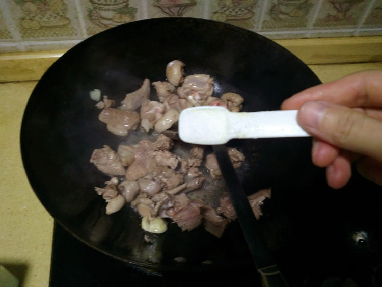 杏鲍菇云耳焖鸭肉步骤5