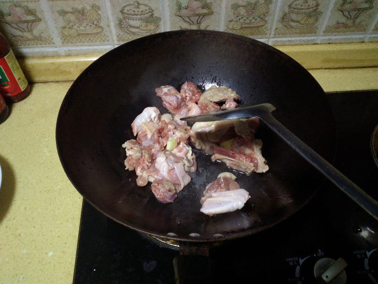 杏鲍菇云耳焖鸭肉步骤3