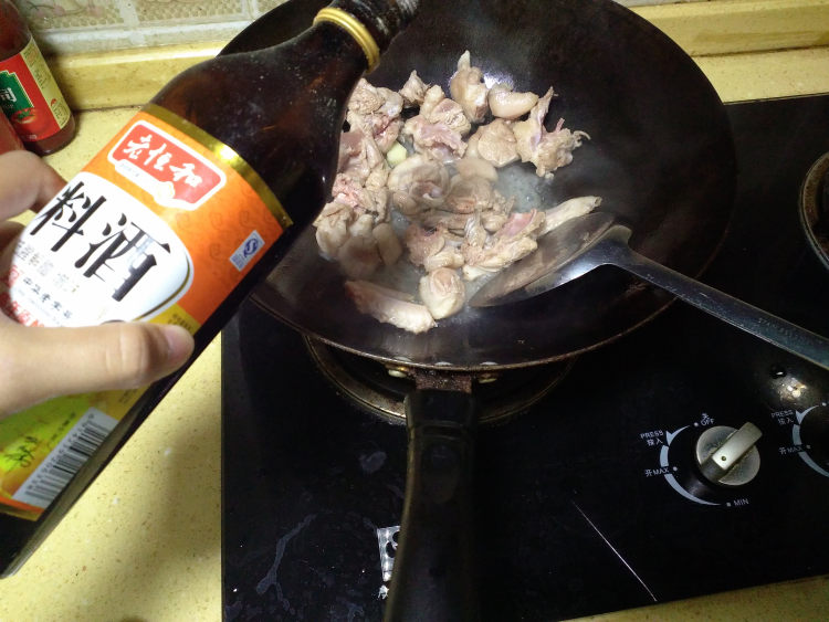 杏鲍菇云耳焖鸭肉步骤4