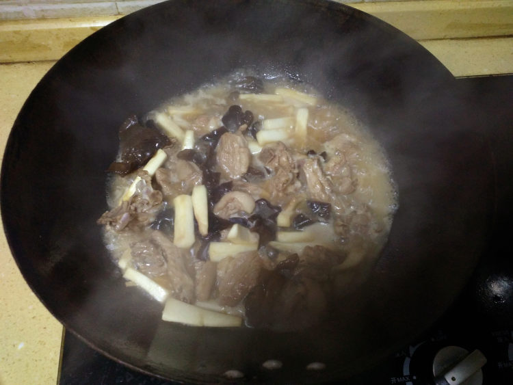 杏鲍菇云耳焖鸭肉步骤7