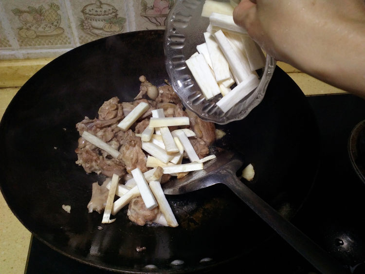 杏鲍菇云耳焖鸭肉步骤6