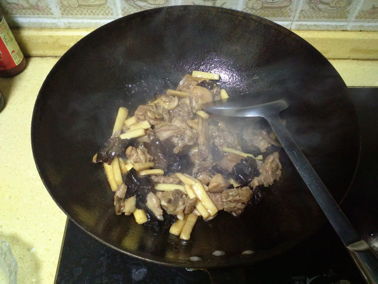 杏鲍菇云耳焖鸭肉步骤9