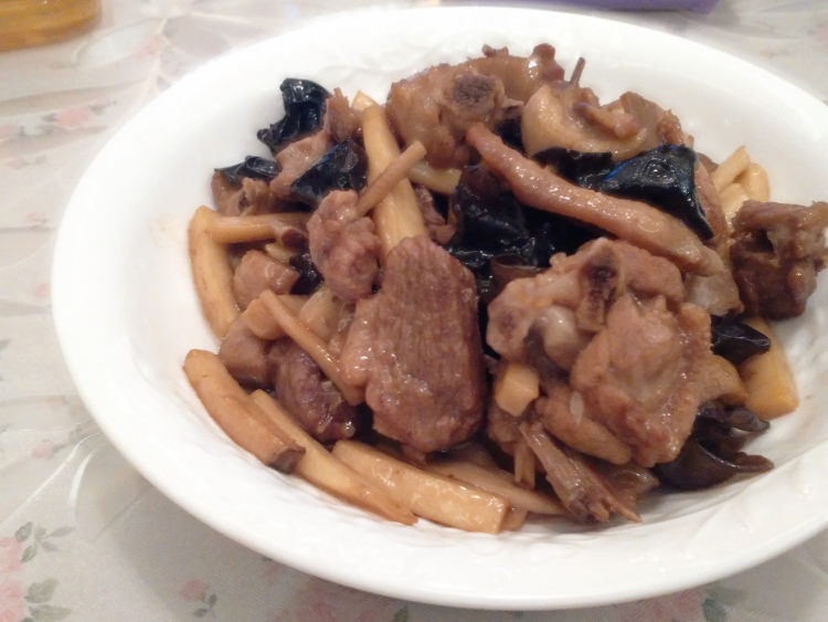 杏鲍菇云耳焖鸭肉步骤10
