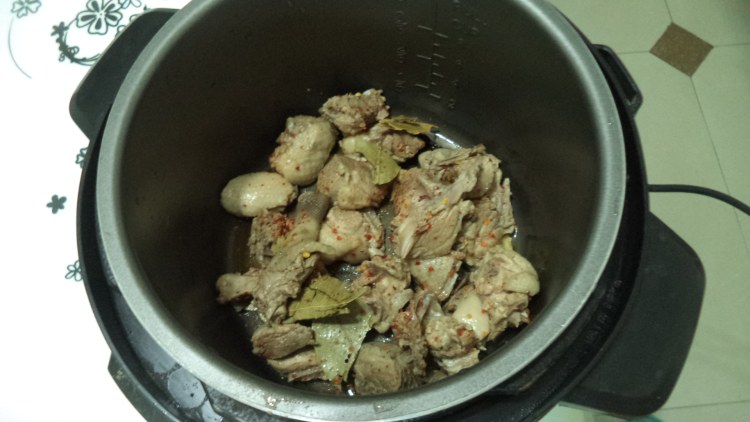 电饭锅焖鸭步骤7
