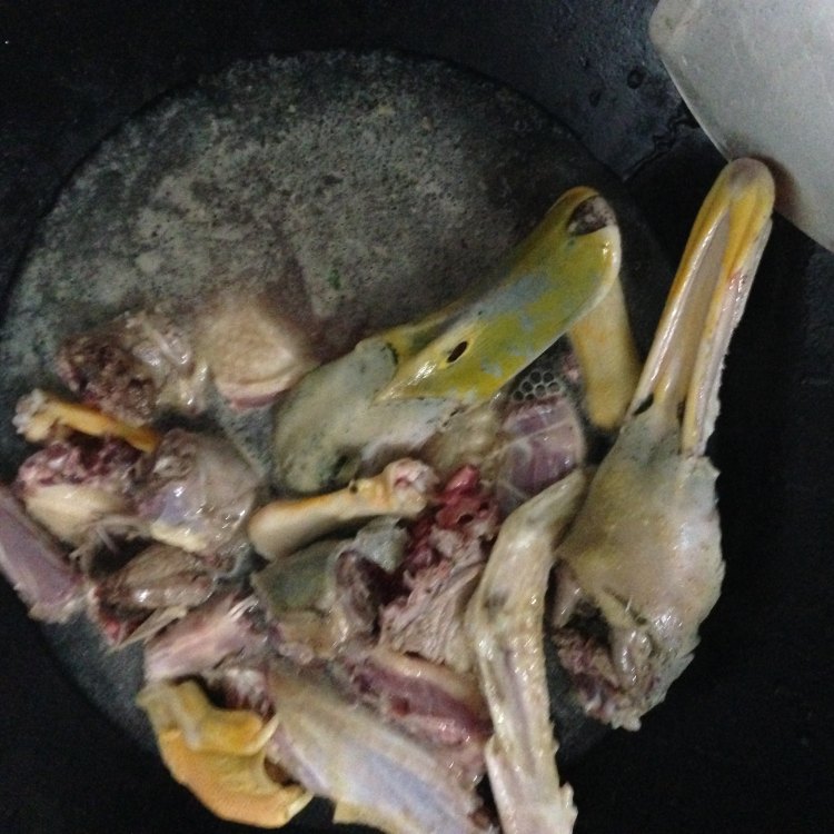 眉豆薏米水鸭汤步骤4