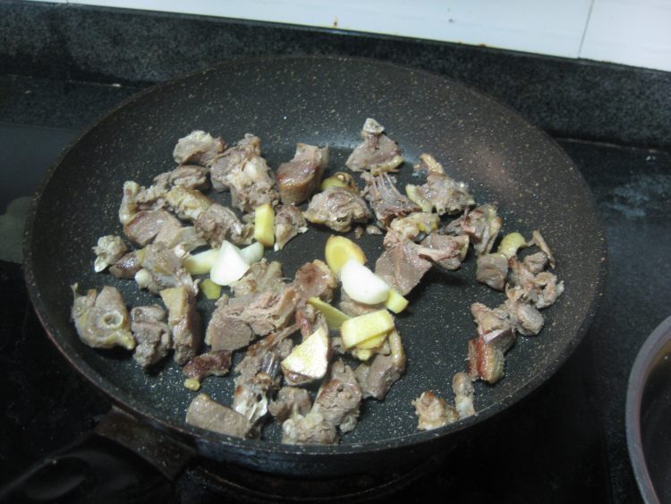 酸菜木耳炖鸭肉步骤4