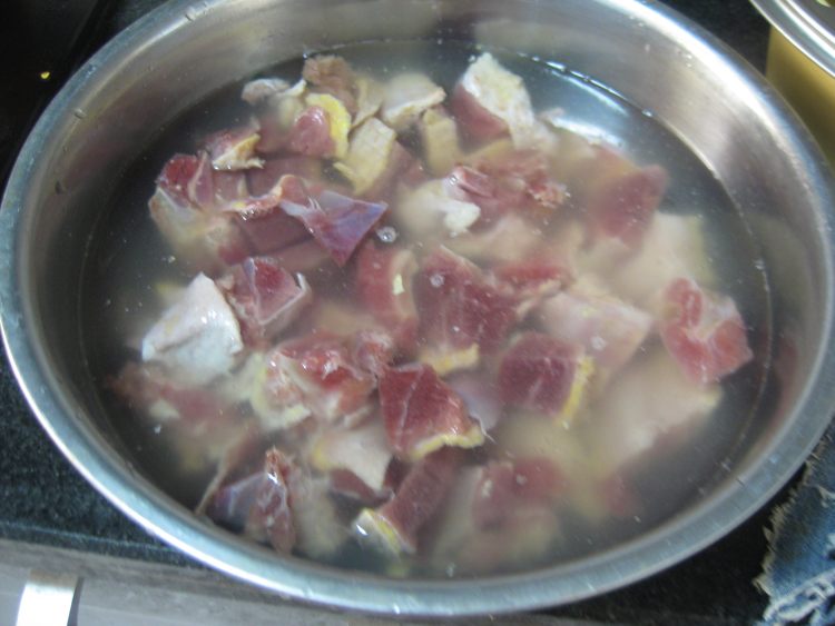 酸菜木耳炖鸭肉步骤1