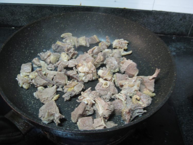 酸菜木耳炖鸭肉步骤3