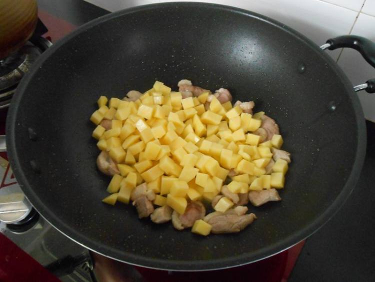 鸭肉焖马铃薯步骤6