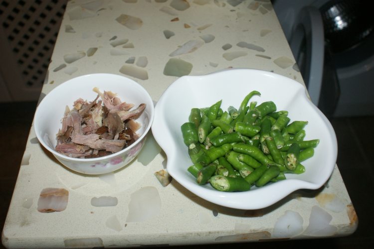 青椒炒鸭丝步骤1