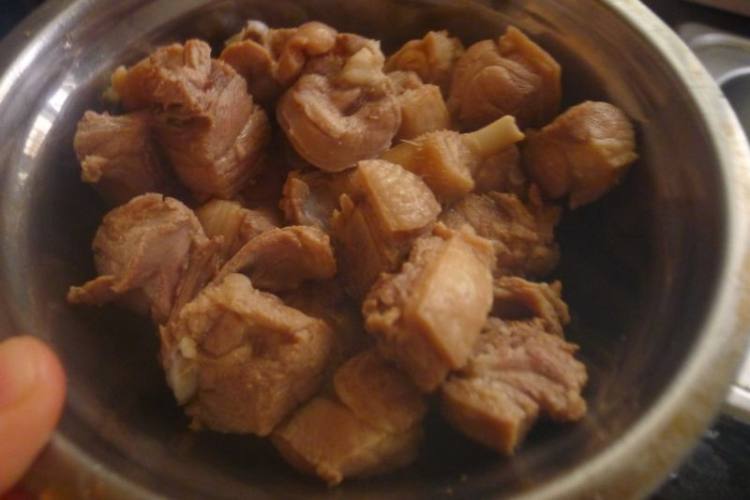 鸭肉蒸芋头步骤6