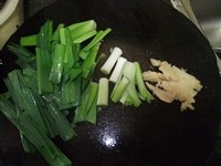 大蒜焖鸭肉步骤2