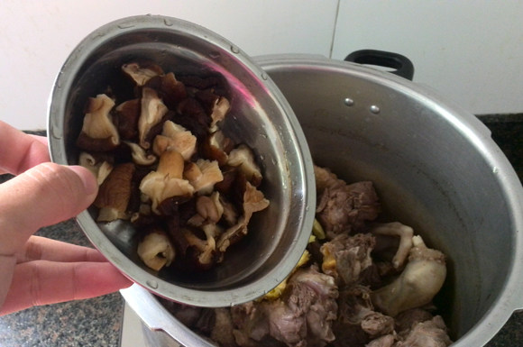 香菇豆腐炖老鸭汤步骤6
