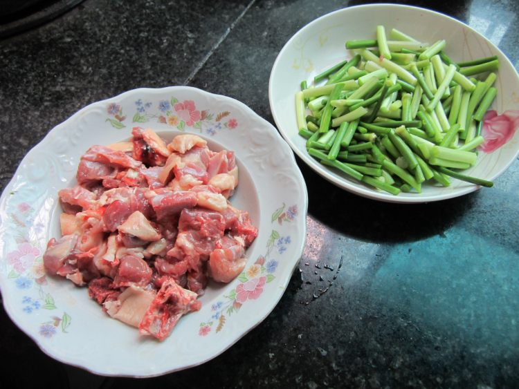 蒜苔炒鸭肉步骤2