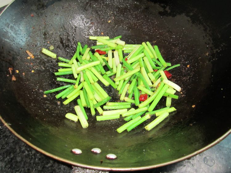 蒜苔炒鸭肉步骤5