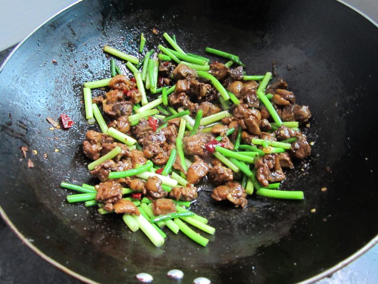 蒜苔炒鸭肉步骤11