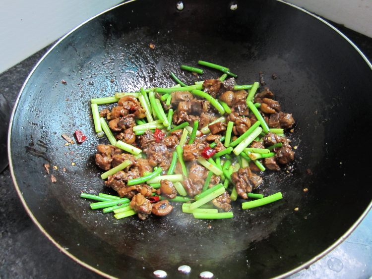 蒜苔炒鸭肉步骤12