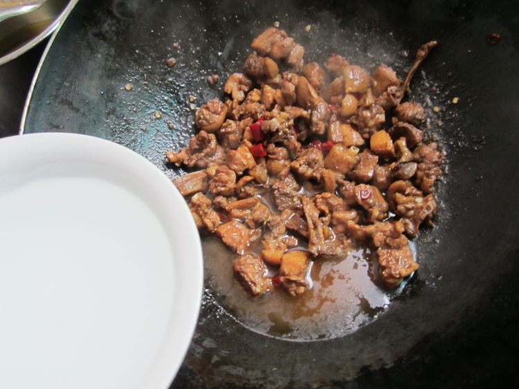 酱香鸭丁步骤8