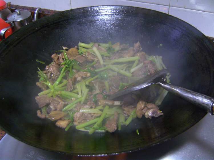 芹菜焖鸭步骤8