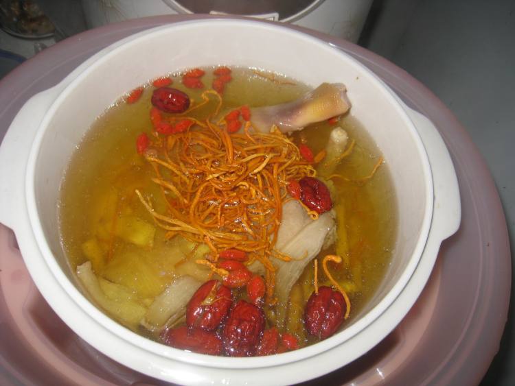 虫草花炖鸭汤步骤8
