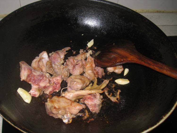 五香土豆焖鸭步骤3