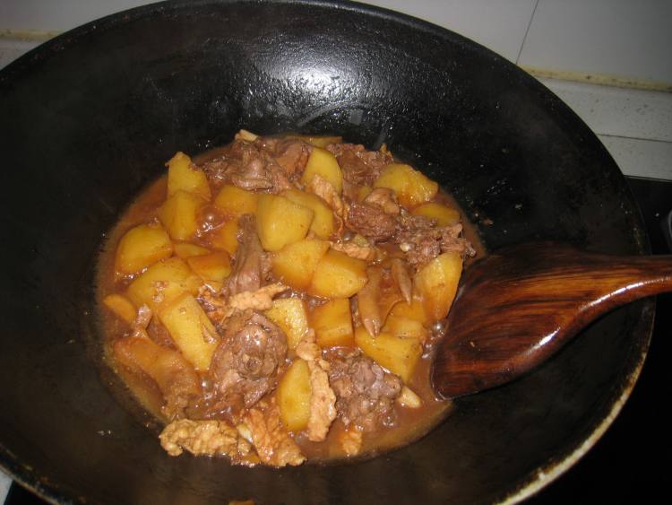 五香土豆焖鸭步骤6