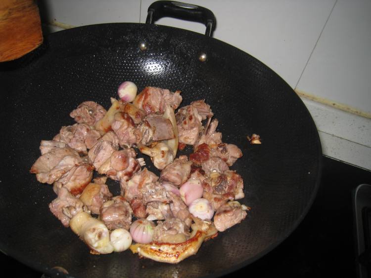 秋栗红烧鸭肉步骤2