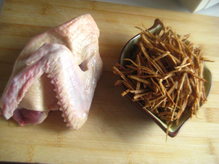 笋干炖鸭肉步骤1