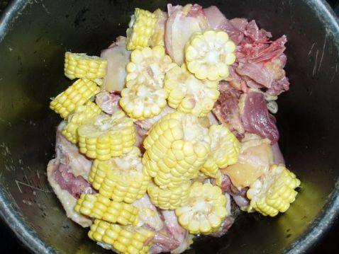 鸭肉玉米汤步骤4