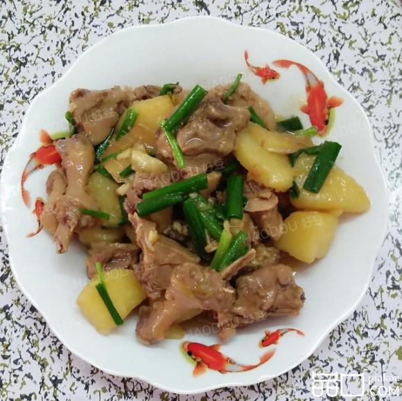 鸭腿炖土豆